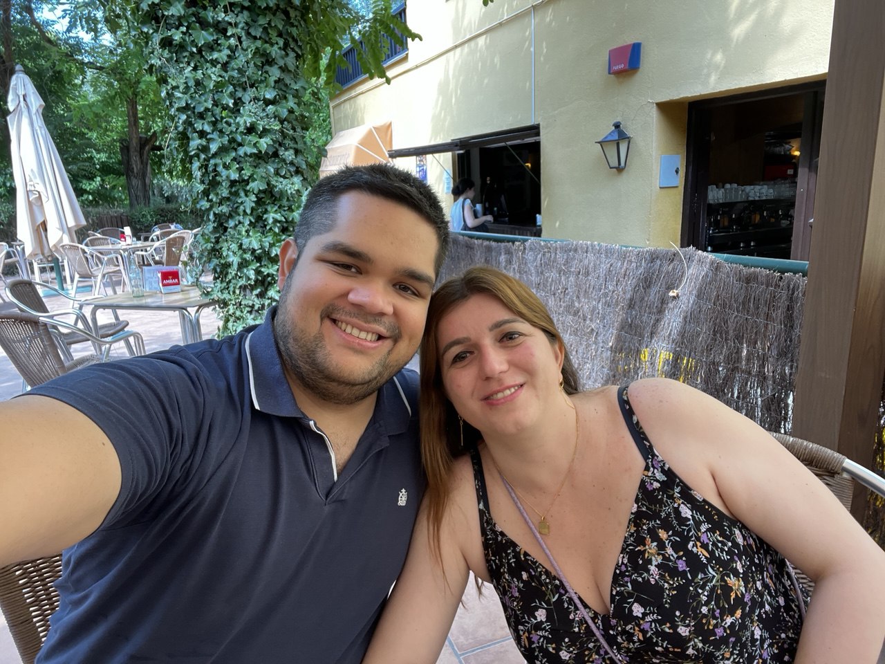 Dayi y su pareja disfrutando juntos de una ruta en bicicleta