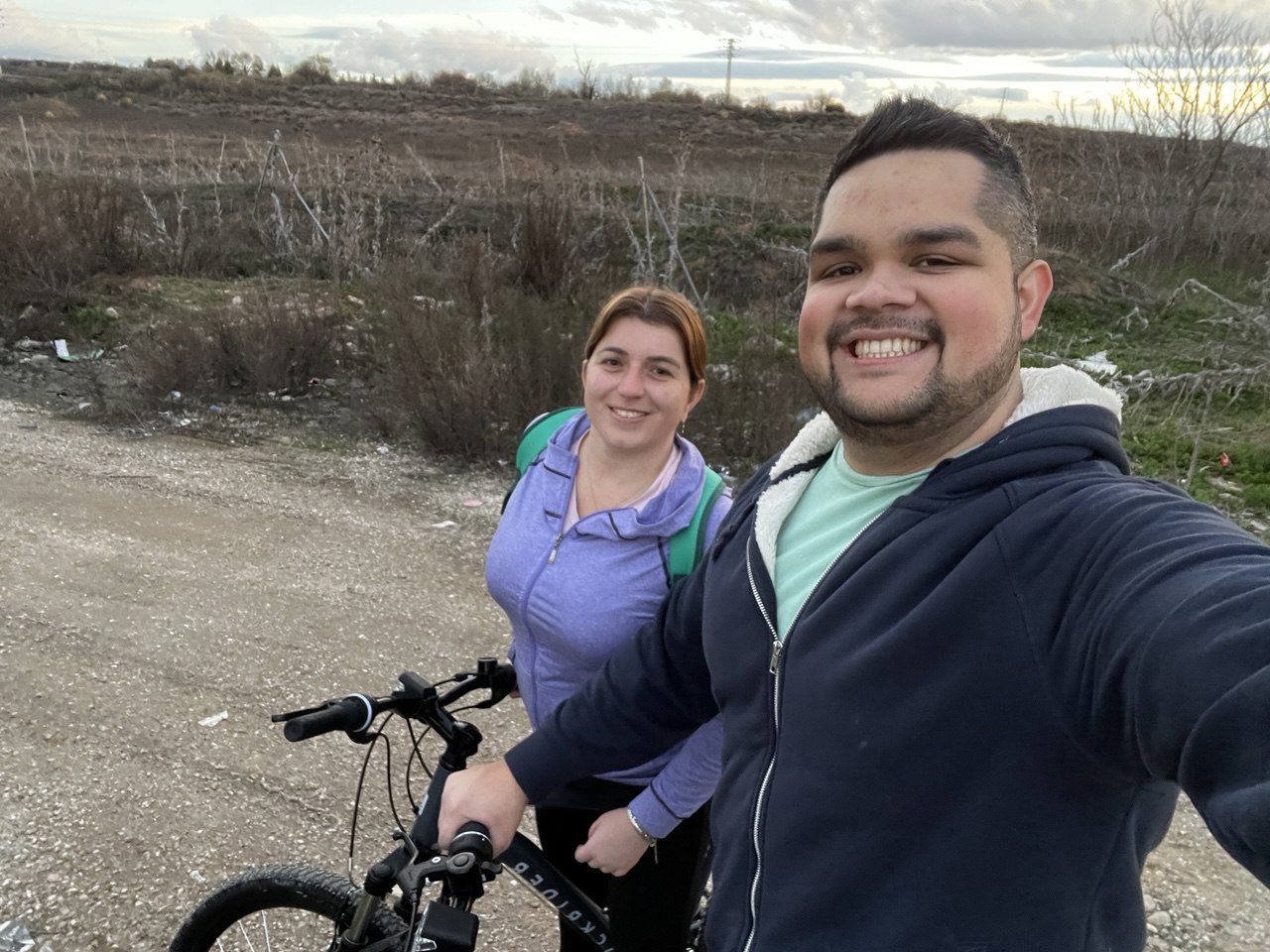 Dayi y su pareja abrazados y sonriendo