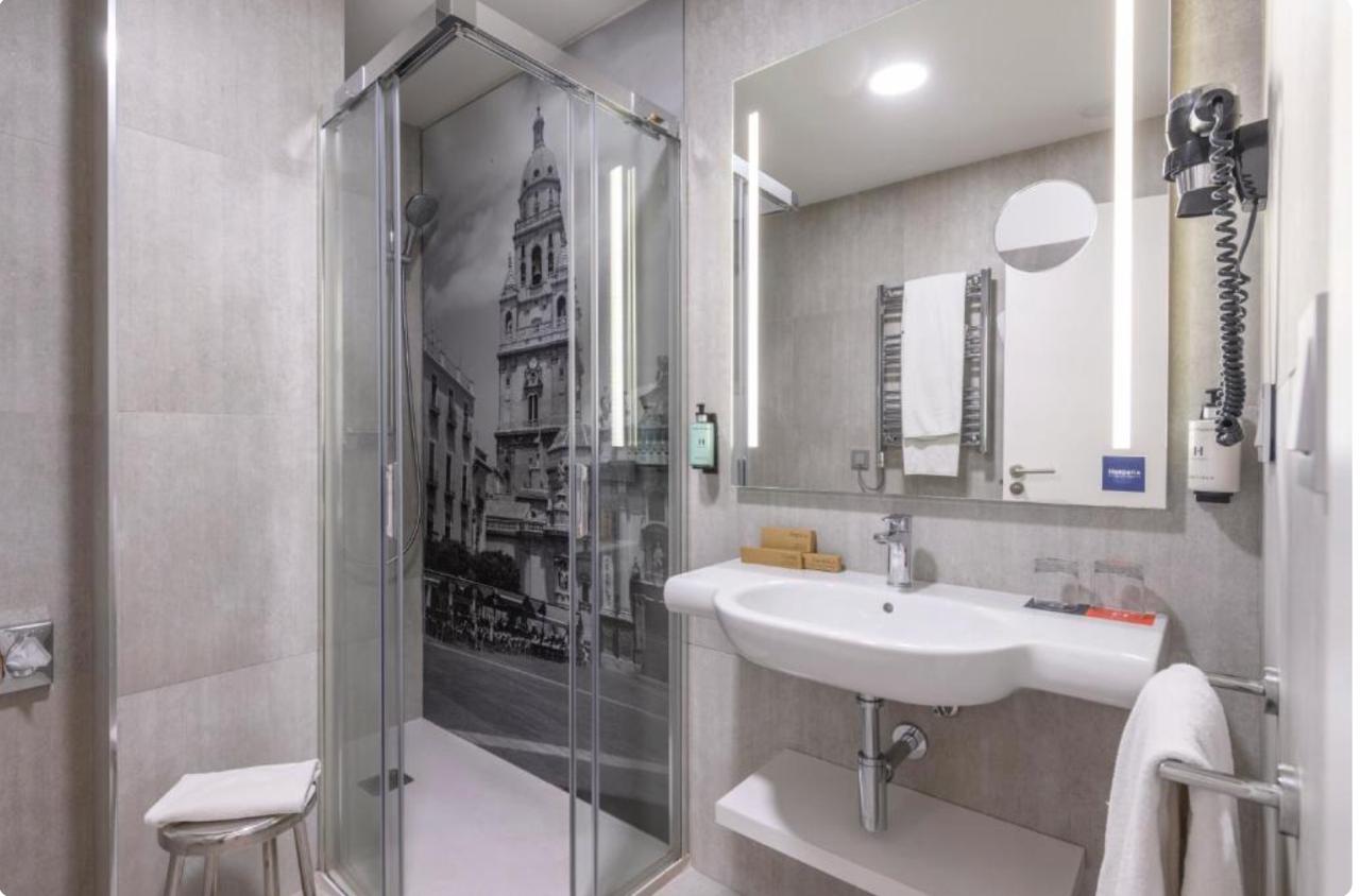 Baño moderno de la habitación